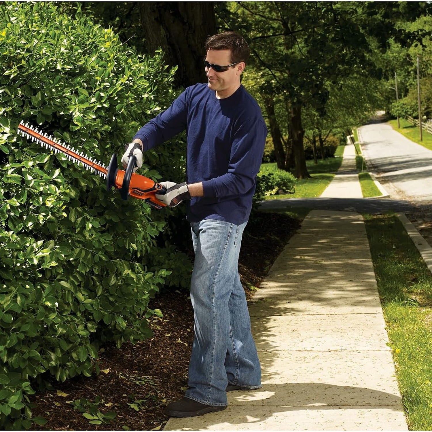 BLACK+DECKER 20V MAX 22-Inch Cordless Hedge Trimmer Kit: image 6